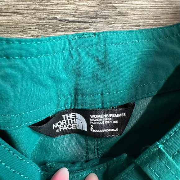 The North Face Emerald Cargo Shorts Relaxed Fit - Picture 3 of 6